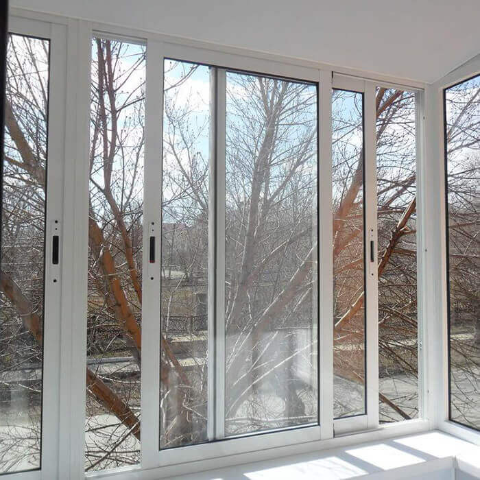 Остекленение балконов пластиковыми окнами REHAU фото