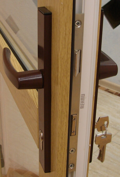 Фурнитура REHAU для пластиковых дверей фото