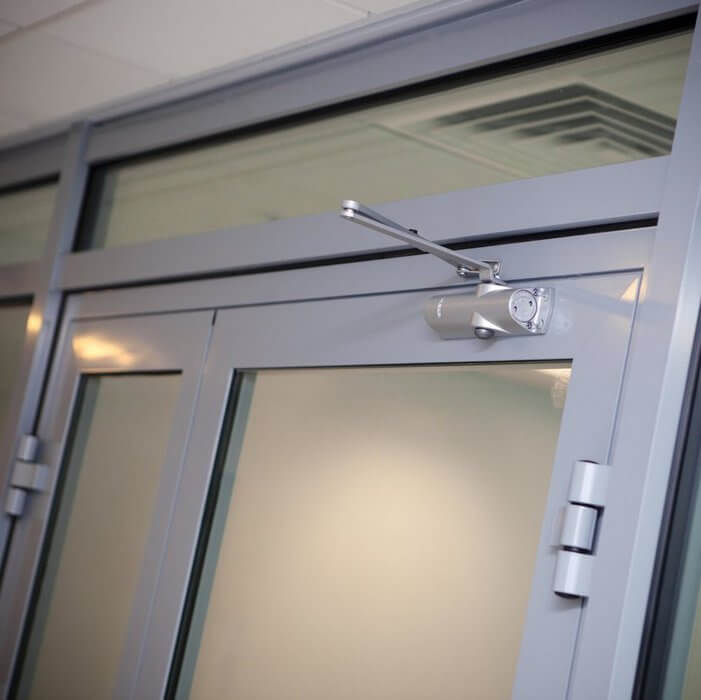 Алюминиевые входные двери REHAU фото